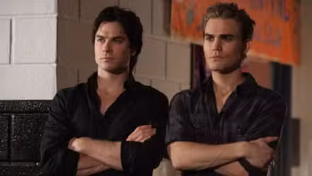 Stefan y Damon Salvatore se cruzan de brazos en The Vampire Diaries