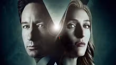 Mulder y Scully en una imagen promocional de Expediente X