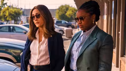 Renee Ballard y Samira Parker con gafas de sol al aire libre en Ballard