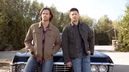 Sam y Dean Winchester frente a Baby en Supernatural