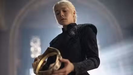 Rhaenyra sosteniendo su corona