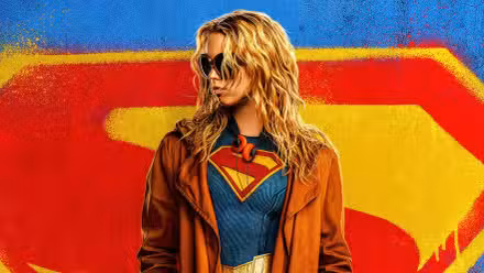 Milly Alcock como Supergirl frente al logotipo de Supergirl
