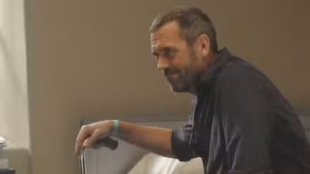Hugh Laurie como Gregory House sonriendo en House, MD temporada 6 ep1