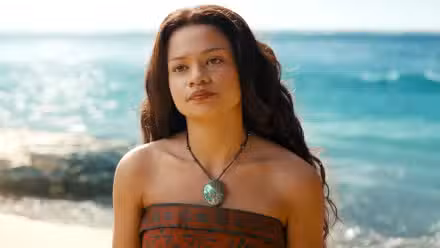 Moana mirando a Maui en el remake de acción real de Disney