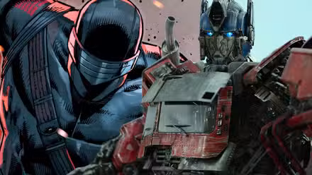 Una imagen compuesta de Optimus Prime disparando el cañón de su brazo en Rise of the Beasts con Snake Eyes entrando en acción en los cómics de GI Joe.