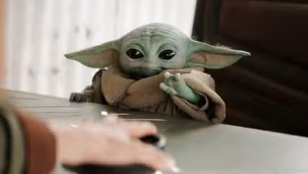 Grogu está intentando usar la fuerza para conseguir comida en The Mandalorian y Grogu