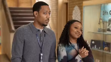 Janine sonriendo con Gregory en una escena del episodio 7 de la temporada 5 de Abbott Elementary