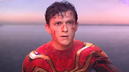 Tom Holland desenmascarado y sangrando en Spider-Man: No Way Home