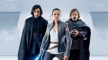 Adam Driver como Kylo Ren, Daisy Ridley como Rey y Mark Hamill como Luke Skywalker en una imagen promocional de Star Wars: Episodio VII - Los últimos Jedi