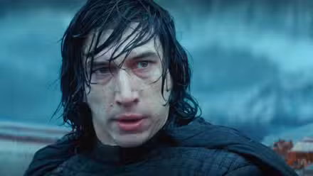 Kylo Ren está mojado bajo la lluvia en Star Wars Rise of the Skywalker