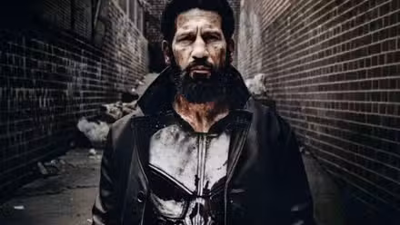 Frank Castle de Jon Bernthal se encuentra en un callejón en The Punisher One Last Kill