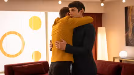 Kirk abrazando a Spock en Strange New Worlds temporada 4, episodio 3