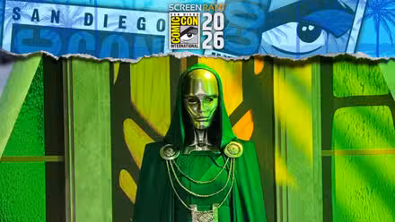 Disfraz de Bruja Latveriana para Vengadores: Doomsday con pancarta SDCC