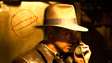 Indiana Jones hablando por teléfono frente a un diagrama del gran círculo en Indiana Jones and the Great Circle