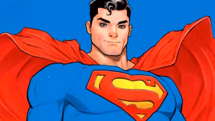 Superman vuela sobre un fondo azul en el arte de David Nakayama DC