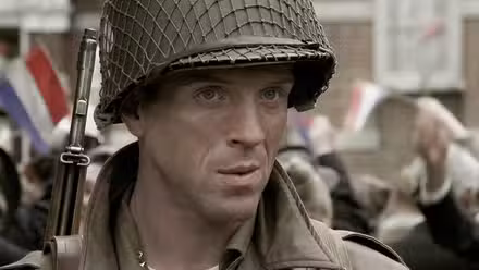 Damien Lewis como Richard Winters parece inseguro en Band of Brothers