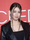 Foto de cabeza de Amber Midthunder en el estreno mundial de Shout! Estudios `En Tierra Sagrada`
