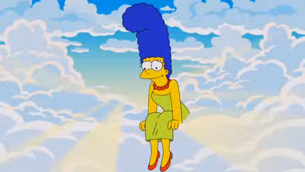 Marge sentada en una nube en el cielo sonriendo en el final de la temporada 36 de Los Simpson