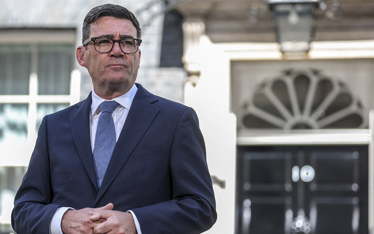 Andy Burnham toma posesión como primer ministro de Reino Unido; promete nuevo modelo político y económico