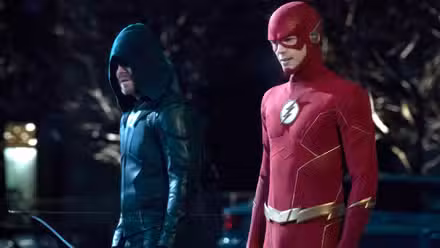 Green Arrow de Stephen Amell y The Flash de Grant Gustin están uno al lado del otro en la batalla en The Flash