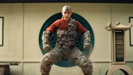 Aang rodeado por una armadura de roca en la temporada 2 de Avatar The Last Airbender de Netflix