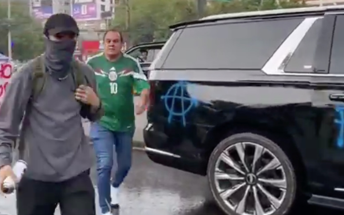 Cuauhtémoc Blanco es increpado; manifestantes le gritan 'asesino' y pintan su camioneta
