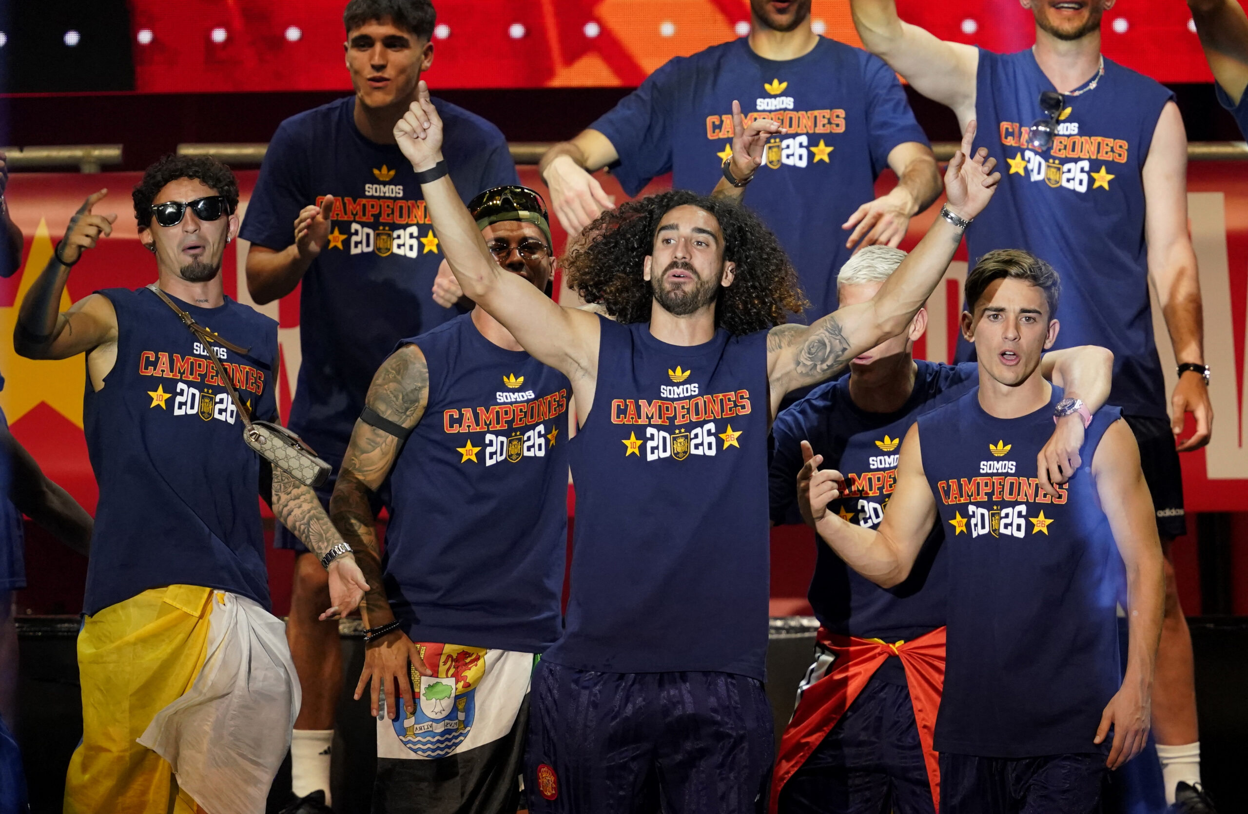 Cucurella cumple su promesa y se tatúa a Luis de la Fuente