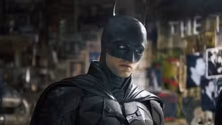 Robert Pattinson mirando a alguien en The Batman