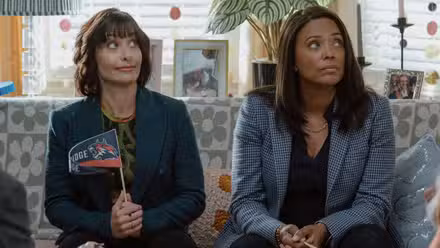 Una imagen de Tara y Rebecca sentadas en el sofá de Penélope del episodio 8 de la temporada 19 de Criminal Minds.