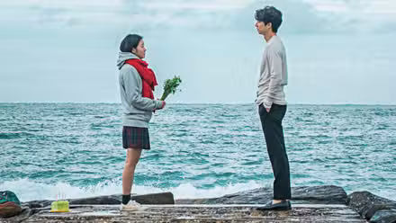 Gong Yoo de pie junto al océano en Goblin