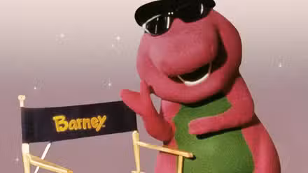 Barney en Barney y sus amigos con gafas de sol junto a la silla del director