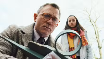 Daniel Craig y Ana de Armas en Knives Out mirando fuera de la pantalla