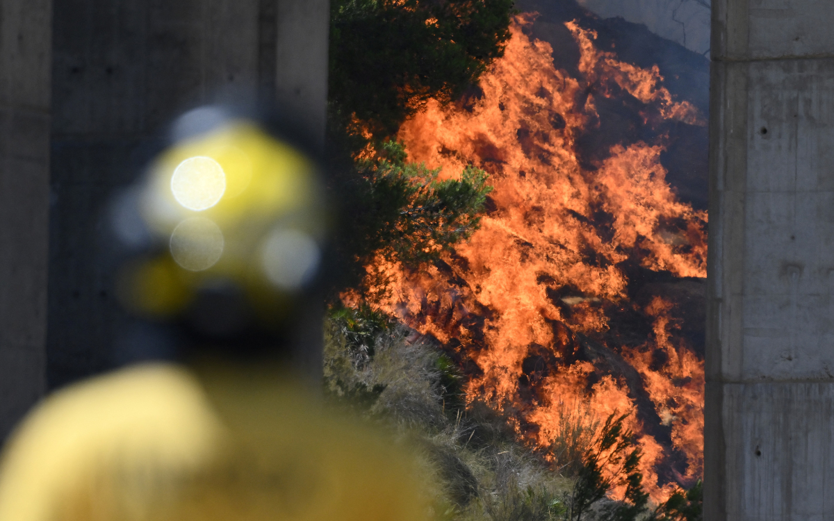 España combate incendio histórico en plena ola de calor