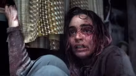 Alice de Souheila Yacoub parece asustada con sangre en la cara en Evil Dead Burn