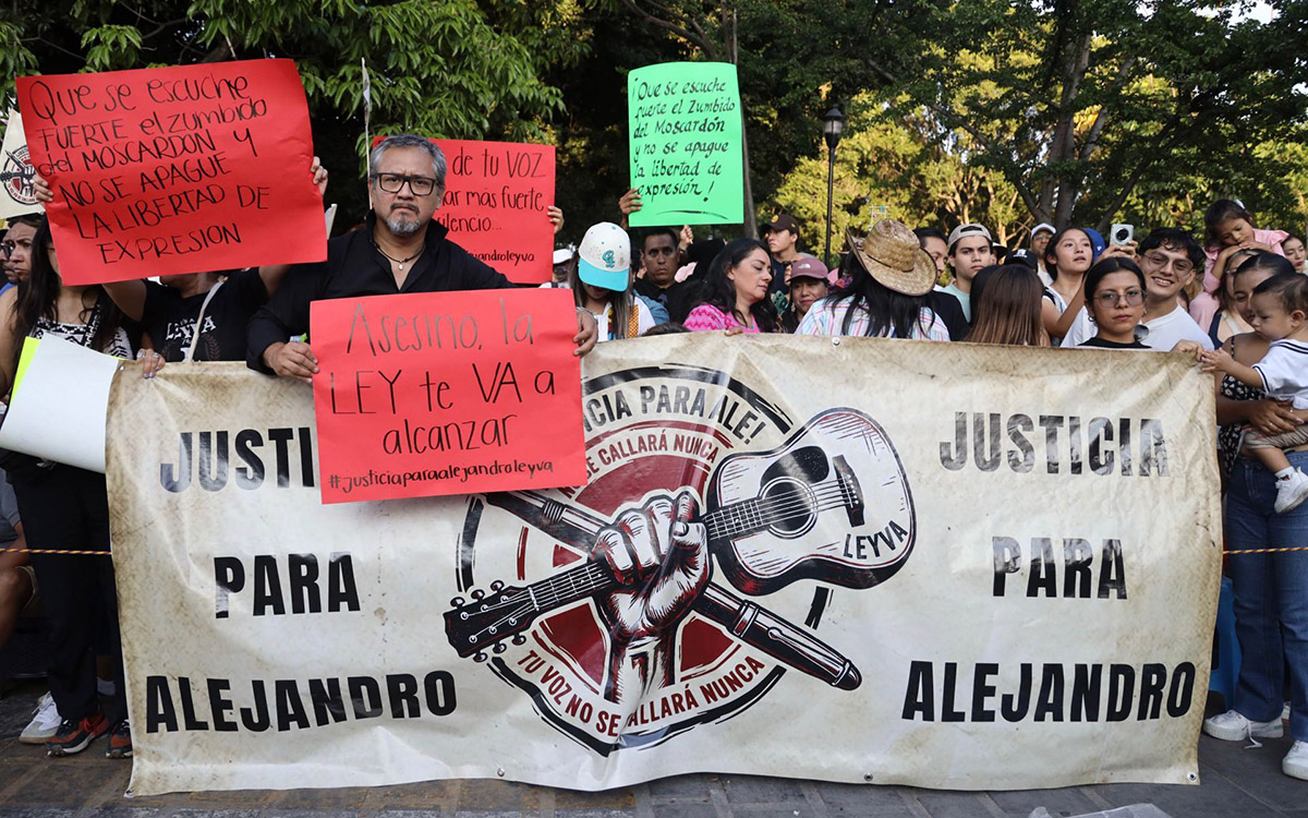 Familiares de Alejandro Leyva exigen justicia durante desfile de la Guelaguetza