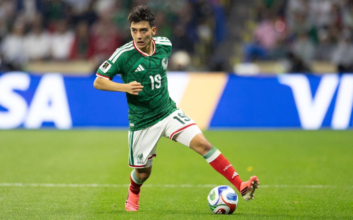 Gilberto Mora se gradúa de preparatoria tras disputar el Mundial