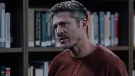 Zach Gilford como Elias Voit en Criminal Minds temporada 19, episodio 7.