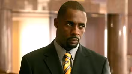 Stringer luciendo serio en The Wire