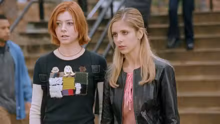Buffy (Sarah Michelle Gellar) y Willow (Alyson Hannigan) mirando fijamente a Faith (Eliza Dushku) en el campus de Sunnydale en Buffy the Vampire Slayer temporada 4, episodio 15