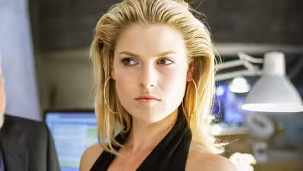 Ali Larter mirando de reojo en la temporada 1 de Heroes