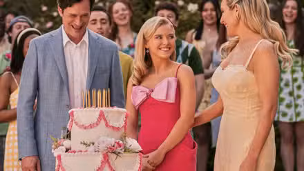 Wyatt (Tom Everett Scott), Elle (Lexi Minetree) y Eva (June Diane Raphael) en la temporada 1-2 de Elle