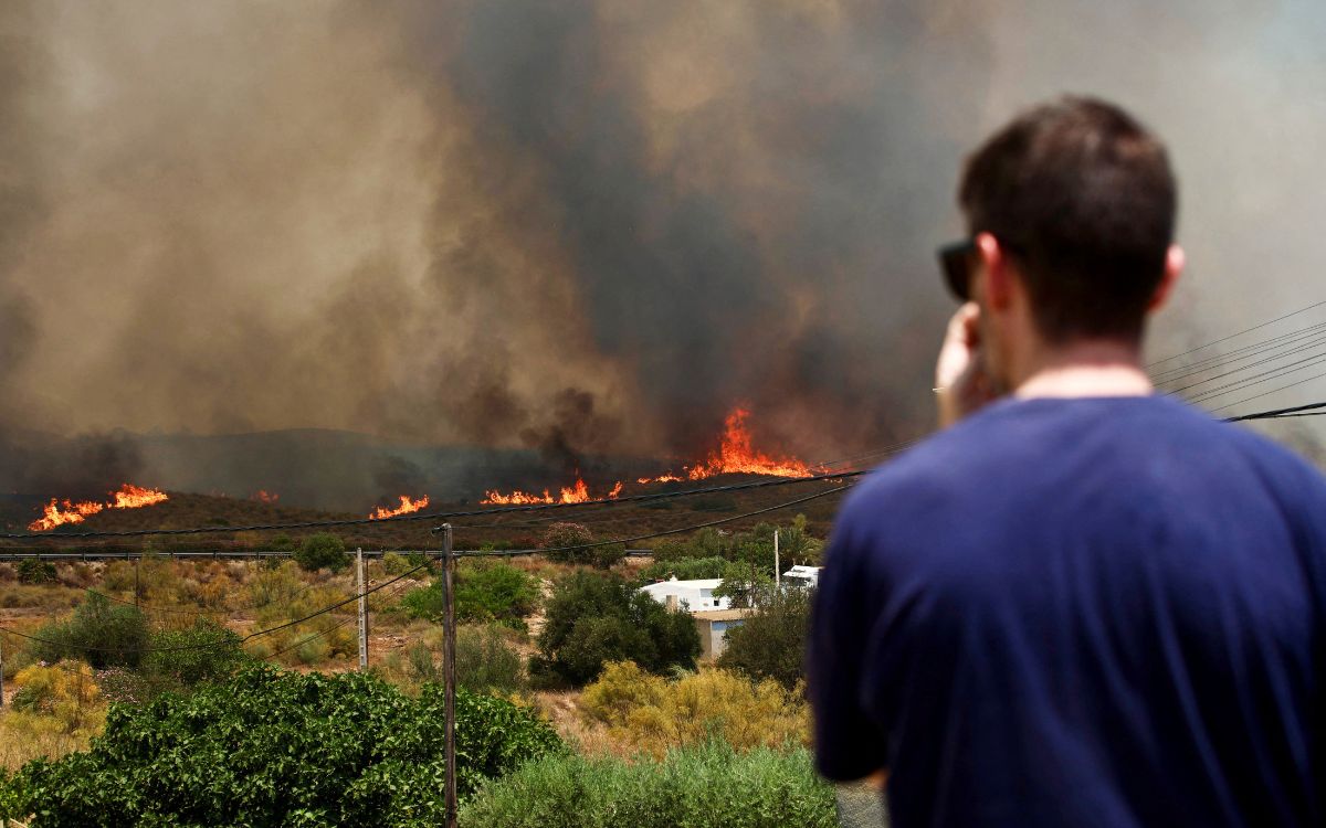 Incendios desbordan España y Francia: miles evacuados