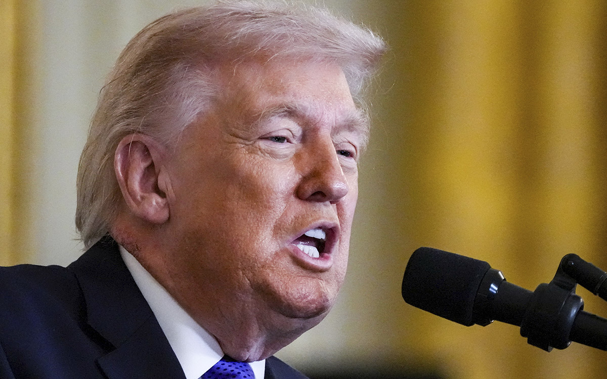 Irán rechaza negociar bajo amenazas de Trump; proyectil impacta buque cisterna en Ormuz