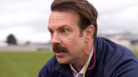 Jason Sudeikis como Ted Lasso luciendo sorprendido