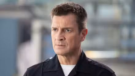 Nathan Fillion como John Nolan, preocupado en The Rookie.
