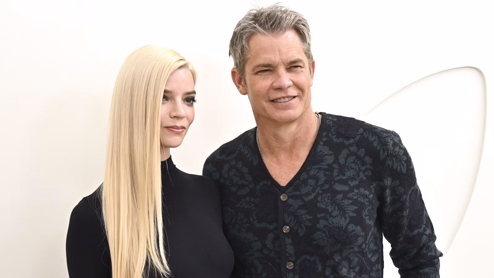 La buena racha de Timothy Olyphant y Anya Taylor-Joy en Rotten Tomatoes se extiende con el nuevo thriller criminal de Apple TV, Lucky