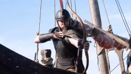 Matt Damon como Odiseo con armadura disparando un arco y una flecha en La Odisea (2026)