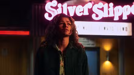 Euphoria todavía presenta a Zendaya como Rue Bennett frente a Silver Slipper luciendo angustiada.