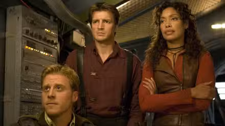 Wash, Mal y Zoe mirando fuera de la pantalla en Serenity