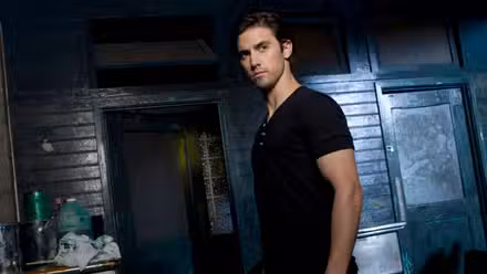 Milo Ventimiglia como Peter Petrelli en una imagen promocional de Heroes.